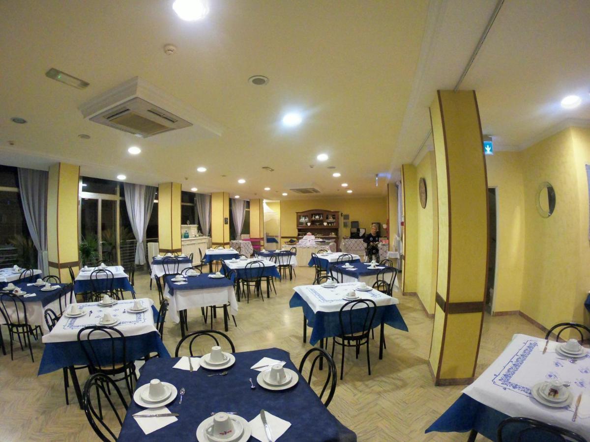 Hotel Half Moon Airport Restaurant Rimini Exterior photo